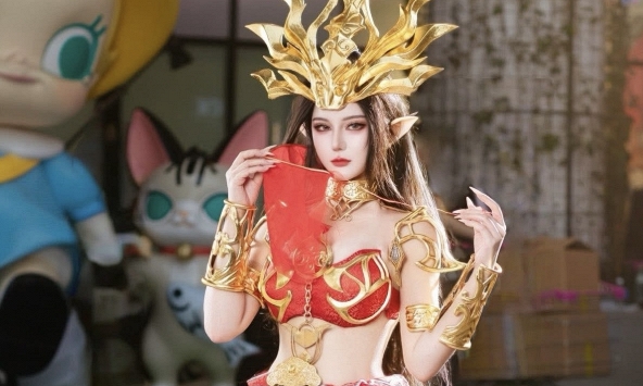 Không thể rời mắt với màn cosplay Mỹ Đỗ Toa Nữ Vương đẹp đến nghẹt thở