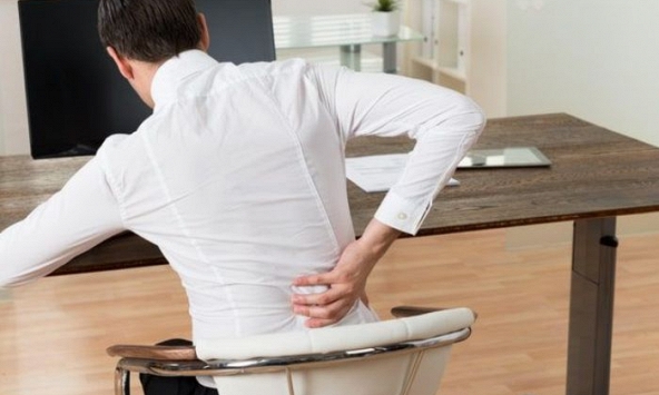 Ngồi làm việc sai cách - nguyên nhân khiến dân văn phòng đau lưng, mỏi cổ
