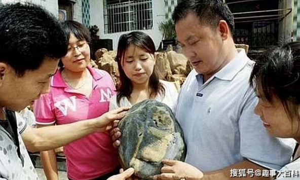 Nhặt viên đá có hoa văn lạ trên bãi biển, người đàn ông sững sờ khi chuyên gia định giá hơn 500 tỷ đồng