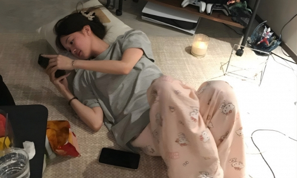 Tối người ta làm thêm kiếm tiền, tôi nằm lướt TikTok “giết thời gian”: Chỉ ước được bận, được 'bơi' trong deadlines