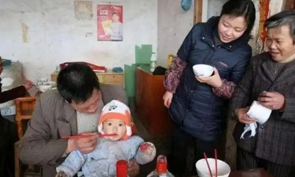 Bé 5 tháng tuổi suy gan sau bữa tiệc gia đình: Bác sĩ lo ngại vì 'tình thương thiếu hiểu biết' của ông nội