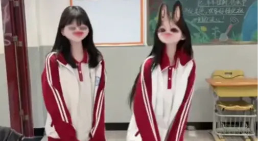 Bức ảnh mặc đồng phục này có gì khác lạ mà khiến một nữ sinh bị mắng: Vừa 'tâm cơ' vừa EQ thấp!