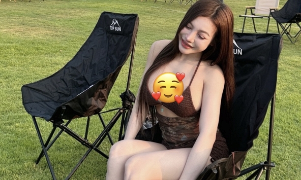 Cô gái diện đồ quá bạo đi té nước khiến netizen 'bó tay', đẹp ở đâu?