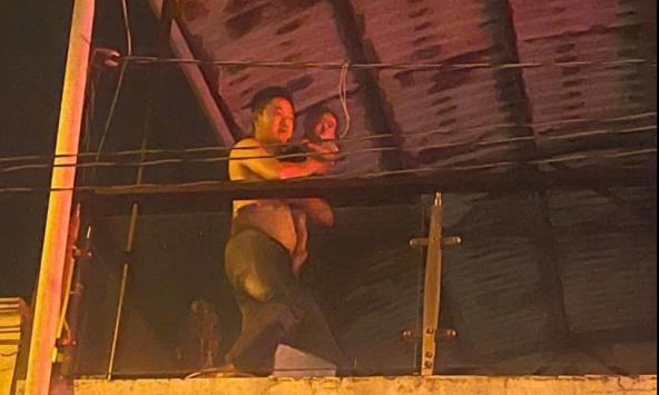 Hình ảnh Đại úy công an băng mình qua lửa, cởi áo che cho bé 18 tháng tuổi gây xúc động mạnh