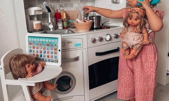 Mẹ yêu cầu “chơi thêm 5 phút nữa thôi”, nhưng với trẻ nhỏ là 1 khái niệm vô cùng mơ hồ