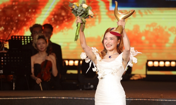 Nhiều tài khoản Ấn Độ, Châu Phi... thả tim vào bài đăng Hương Tràm nhận giải Cống hiến