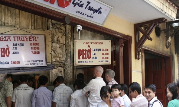 Phở Bát Đàn tăng giá chóng mặt sau 20 năm, chỉ có quả trứng là còn nương tay với ví tiền của thực khách