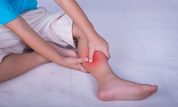 Trẻ không sưng, không đỏ chân nhưng thường xuyên kêu đau: Có thể là 'cơn đau tăng trưởng'