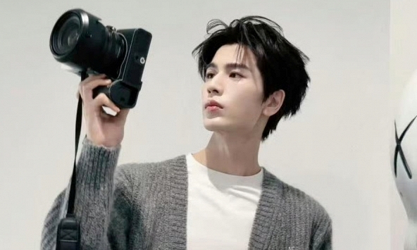 Bức ảnh vạch trần thói phông bạt của Trương Lăng Hách