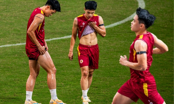 Có cầu thủ nào đi đá bóng mà da trắng bóc như Đình Bắc, visual thư sinh, vén áo khoe body thì cực cuốn