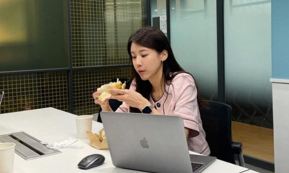 Được sếp cảm ơn, người bình thường đáp “không có gì”, người EQ cao khéo léo ghi điểm trong mắt lãnh đạo bằng 3 câu