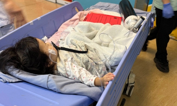 Bé gái 1 tuổi suýt chết khi ăn hạt hướng dương, bác sĩ cảnh báo đến những gia đình có trẻ dưới 3 tuổi