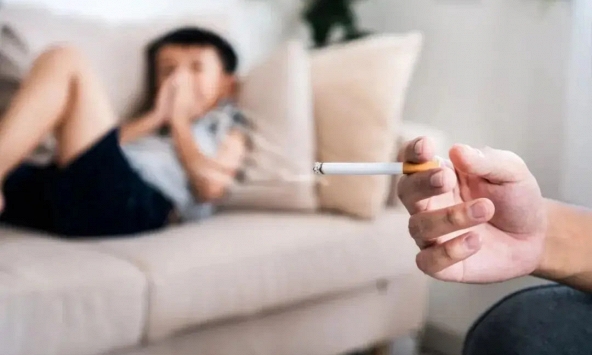 Đừng hút thuốc trong nhà: Khói thuốc thụ động có thể làm “biến đổi” DNA của con bạn