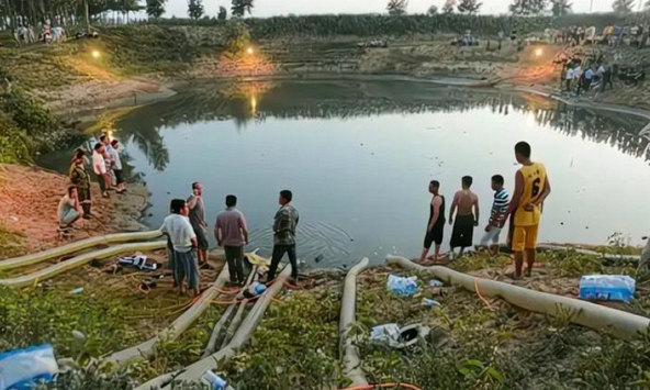 Huy động 4 máy bơm hoạt động suốt 17 ngày đêm mới hút cạn ao cá, dân làng phát hiện “kỳ quan” rộng 30.000 m² hiếm có trên thế giới
