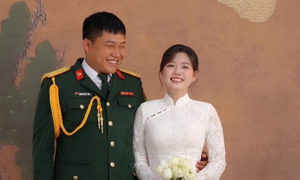 Vợ mũi trưởng Long lộ diện, nhan sắc ra sao mà dân tình nói: 'Ấm lòng chiến sĩ rồi'