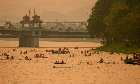 Cảnh tượng trên sông Hương lúc chiều tối khiến nhiều người thốt lên: Không tin vào mắt mình!