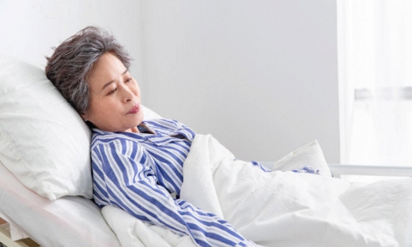 Có lương hưu 30 triệu đồng/tháng, cả đời bận rộn 'làm người tốt', 68 tuổi nằm bên giường bệnh tôi hối hận: 'Biết trước tôi đã không hồ đồ'