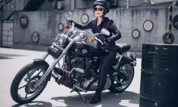 Cụ bà 73 tuổi vẫn đi phân khối lớn, trẻ như U50 nhờ 2 thói quen đơn giản, không phải tập thể dục