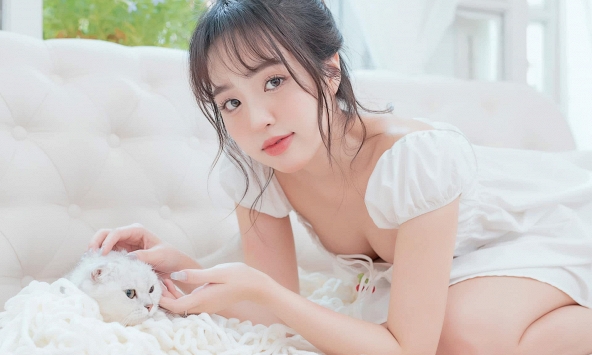 Hot girl chạm ngưỡng 30 vẫn khiến fan 'lạc lối' vì vẻ ngoài “em chưa 18”