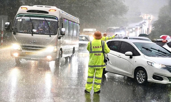 Mưa trắng trời Đền Hùng, biển người và xe vẫn ùn ùn đổ về trẩy hội sớm cả một tuần!