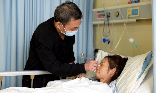 Người phụ nữ 50 tuổi bị tê chân nhưng lại phát hiện ung thư đại trực tràng giai đoạn cuối, không thể phẫu thuật