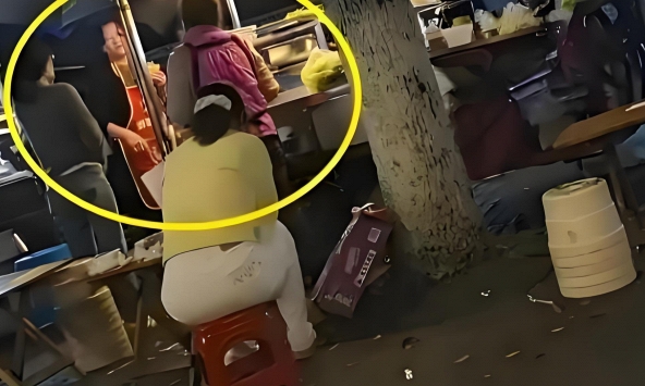 Nữ sinh lớp 12 mượn điện thoại của chủ quán quen vào phòng thi quay cóp rồi bị bắt: Phụ huynh ép người cho mượn quỳ lạy xin lỗi