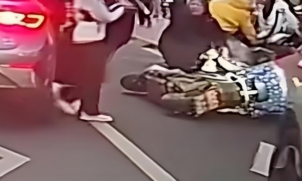 Xem xong video đưa con đi học này, tôi mới hiểu bao nhiêu cha mẹ đã thất bại trong 'giáo dục ẩn' tại gia đình