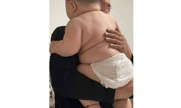 Em bé 1 tuổi nặng 17,5kg gây sốt mạng, ông ngoại bế cháu mà như bị cháu bế lại