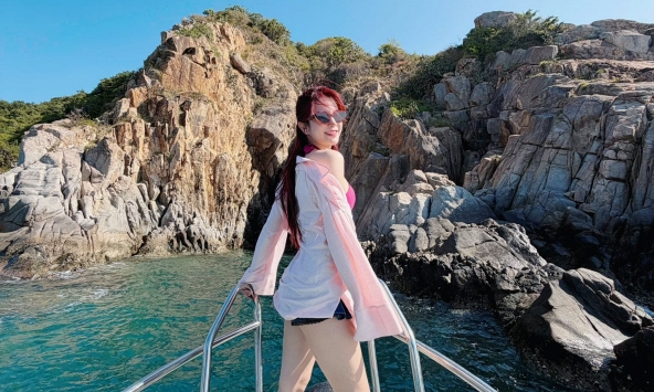 'Bỏng mắt' với vóc dáng U40 đỉnh cao của ca sĩ Diệp Lâm Anh