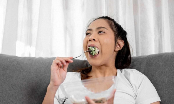 Giảm cân và ăn rau mà vẫn bị táo bón: Đừng làm cho đường ruột bị 'già hóa', sự thanh đạm trở thành kẻ thù của nhan sắc