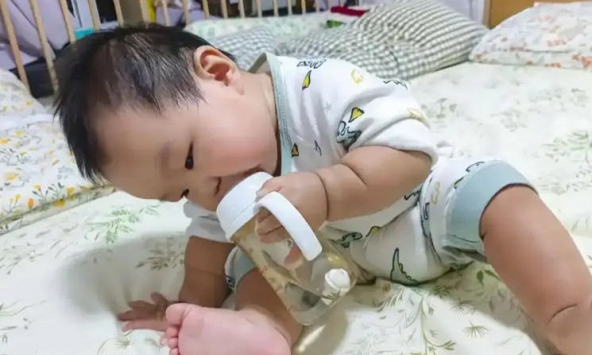 Mẹo nhỏ này giúp mẹ không cần quát mắng, vẫn giúp bé chủ động uống nước