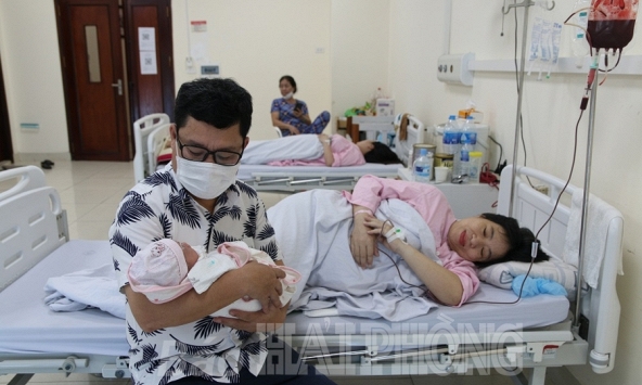 Người trẻ đồng loạt không sinh con, 30 năm nữa sẽ ra sao? Nhật Bản đang trải qua điều đó