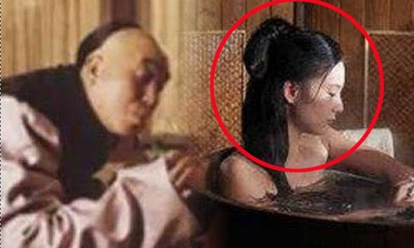 Từ Hy tắm xong giữ lại Lý Liên Anh, trong điện liên tục vang tiếng kêu: Cung nữ lén nhìn rồi chết lặng