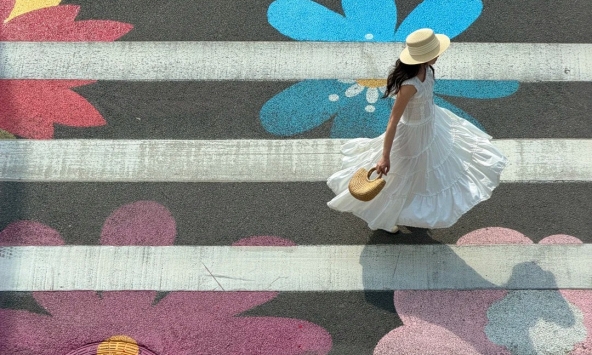 Vạch kẻ đường ở Thượng Hải bỗng nở hoa