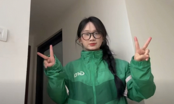 Bắt gặp cô gái chạy Grab, CĐM ngỡ ngàng trước nhan sắc dịu dàng đến khó tin