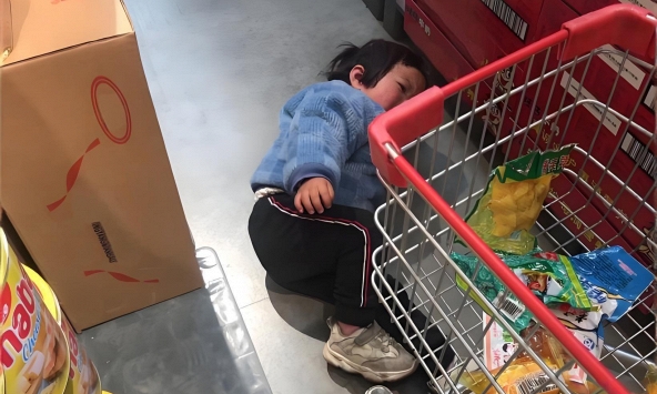 Cảnh tượng giữa siêu thị gây nhức nhối và bài học đắt giá về lời cảnh báo 'Chiều con quá hóa hại con'