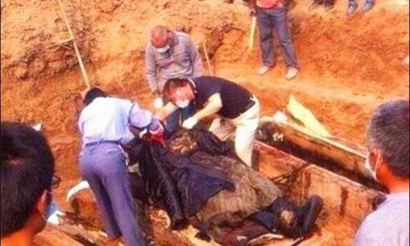 Đập hỏng 3 chiếc búa sắt mới mở được mộ Lý Liên Anh, cảnh tượng trong quan tài khiến chuyên gia lạnh gáy!