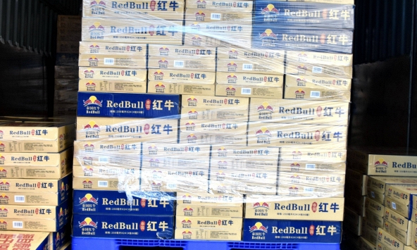 Đột kích 1 xưởng sản xuất kim loại, công an phát hiện và tịch thu 500.000 lon “Red Bull” giả