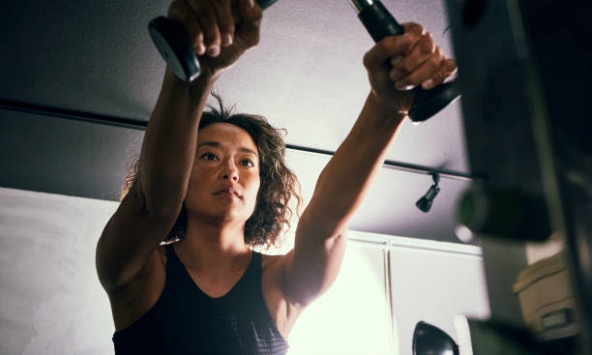 Sợ ánh nhìn ở phòng gym: Làm sao để người hướng nội bước vào khu tạ mà không thấy mình như 'người ngoài hành tinh'?