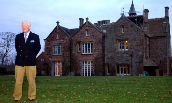 Triệu phú 80 tuổi ra 10 tiêu chí tuyển chọn vợ, nếu đáp ứng sẽ được nhận 'lương' 1,7 tỷ đồng mỗi năm