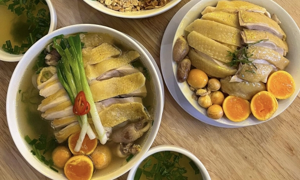 Ăn 2 bát phở, 1 đĩa gà và cốc nước cam hết 900.000 đồng ở Hà Nội, khách đăng lên mạng: Chủ quán nói lý do