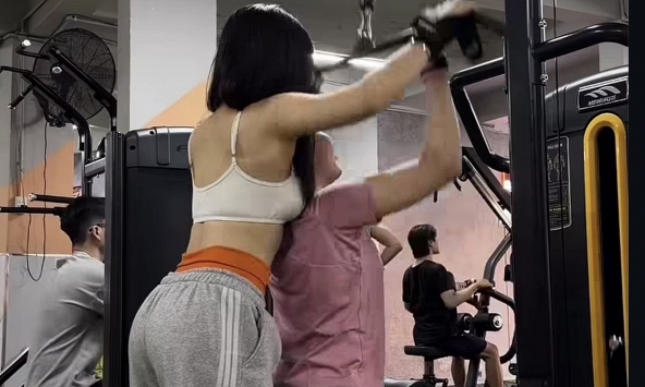 Bị mỉa mai khiếm nhã về vóc dáng, nữ PT gym có màn phản pháo chất lừ
