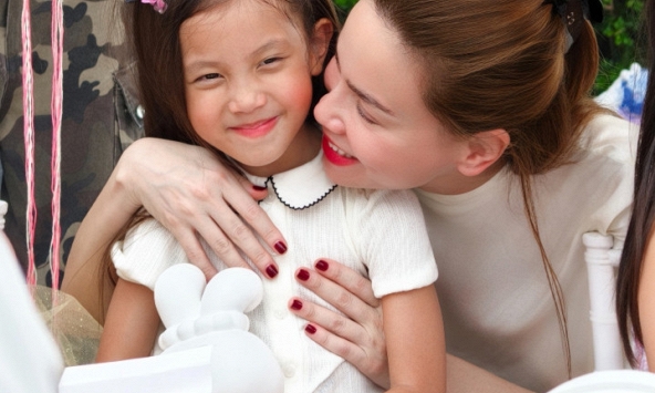 Clip mới nhất của Hồ Ngọc Hà và con gái Lisa khiến nhiều bạn trẻ bấm vào xem rồi vội lẳng lặng đi ra!