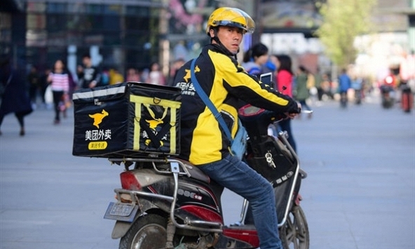 Dùng 1 bó hoa tán 5 cô gái đều thất bại, thanh niên trút giận 'đánh giá 1 sao' shipper