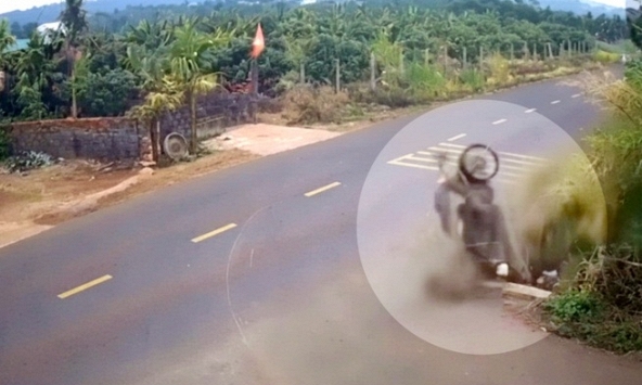 Nam sinh tông vào lề đường văng xuống cống, tử vong: Hành động của thiếu tá CSGT trước tai nạn