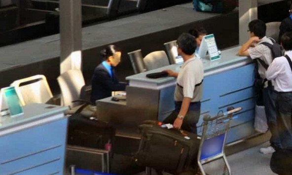 Người đàn ông bị cấm xuất cảnh đến hết năm… 9999