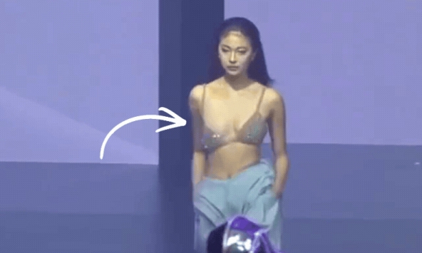 Sự cố hy hữu: Mẫu nữ đứt dây áo chỉ 5 giây khi vừa ló mặt và màn xử lý khiến chục triệu người vỗ tay
