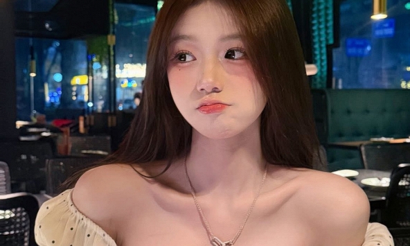 Từng khóc nghẹn vì bị khách trêu, hot girl Mỹ Lệ khiến dân mạng 'u mê' với visual chuẩn tỷ tỷ xứ Trung 