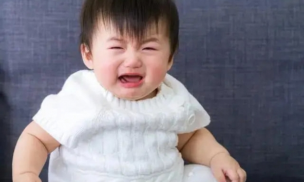 Em bé cứ nhìn 1 người nào đó là khóc thét: Người ngoài có thể không hiểu, nhưng bố mẹ cần nắm rõ