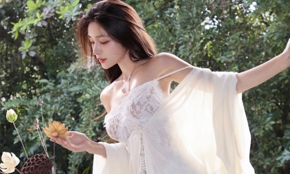 Gái xinh gợi cảm 'combat' kẻ khiếm nhã sau màn khoe outfit đi làm bị soi mói